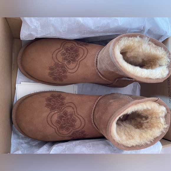 ❌SOLD❌UGG CLASSIC MINI KIMONO. With design. - Picture 2 of 9